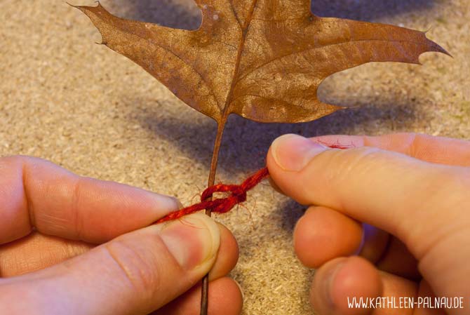 Blättergirlande basteln - Faden knoten