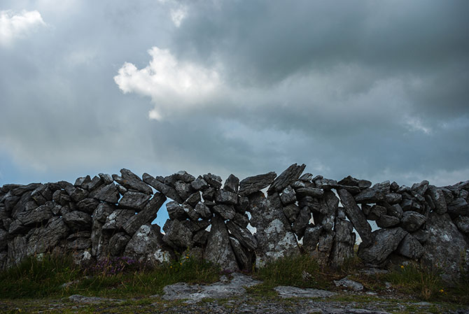 Typische irische Steinmauer