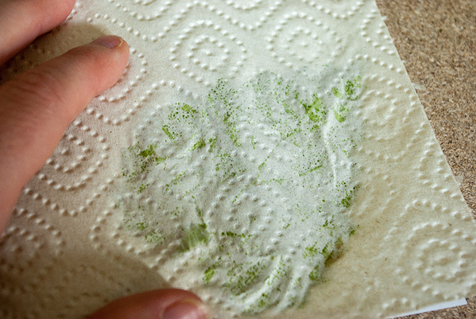 Schritt 3: Auf das Blatt hämmern bis das Laubblatt durch das Küchenpapier durchscheint