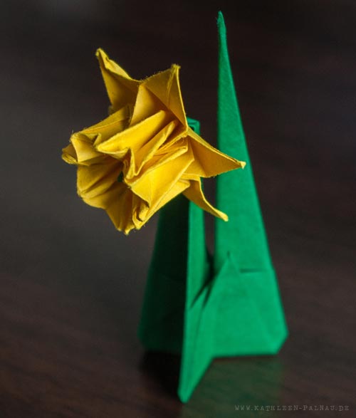 Die erste Origami-Osterglocke! Ein echter Winzling ;)